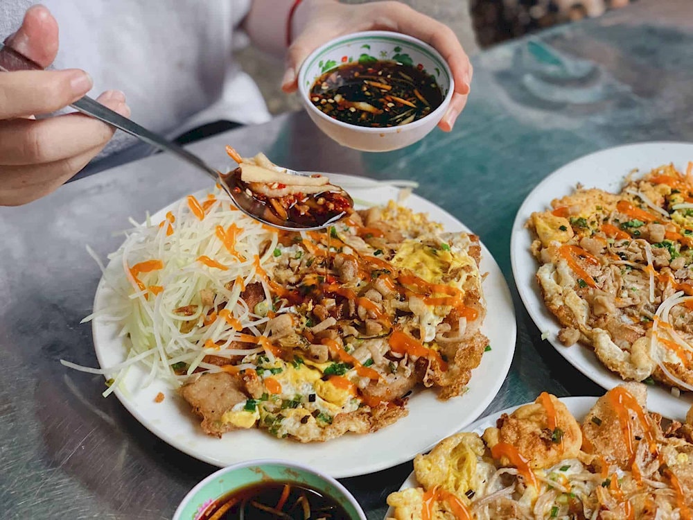 Những miếng bột chiên cùng với trứng, ăn kèm đồ chua và nước chấm đậm đà